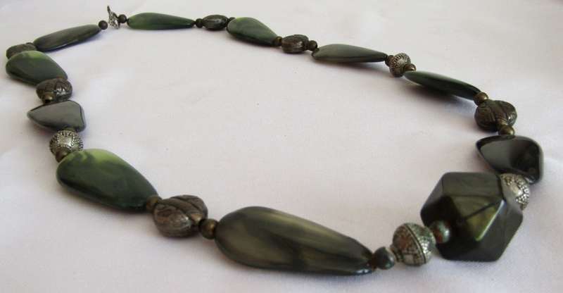 Vintage chunky green and brass tone beaded necklace