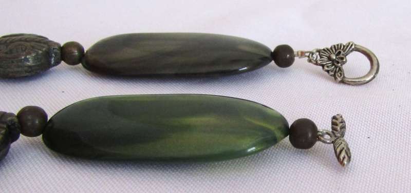 Vintage chunky green and brass tone beaded necklace