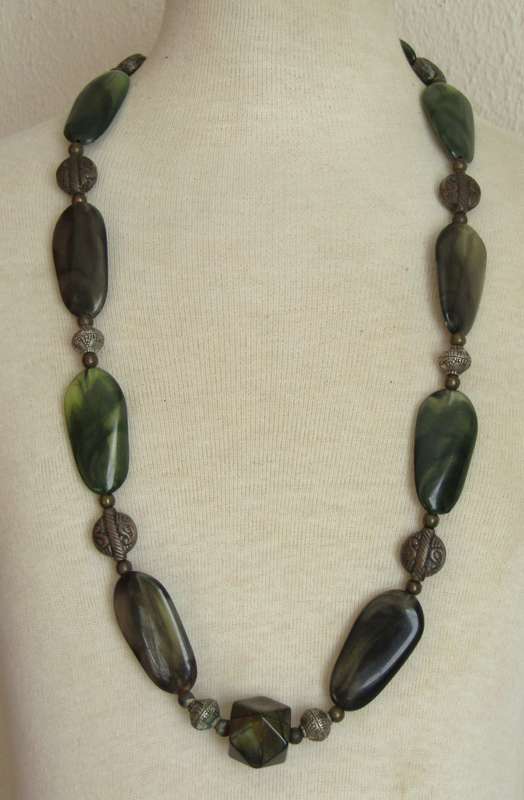 Vintage chunky green and brass tone beaded necklace