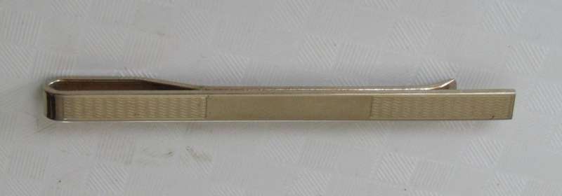 Vintage gold tone tie bar with engraved design