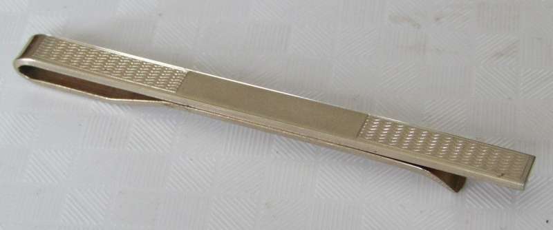 Vintage gold tone tie bar with engraved design