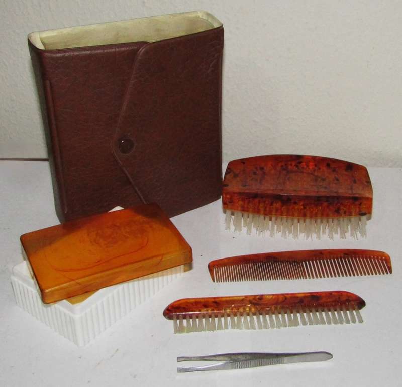 Retro 1960s/70s Men`s Travel Valet Kit