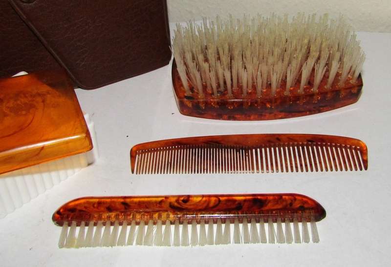 Retro 1960s/70s Men`s Travel Valet Kit