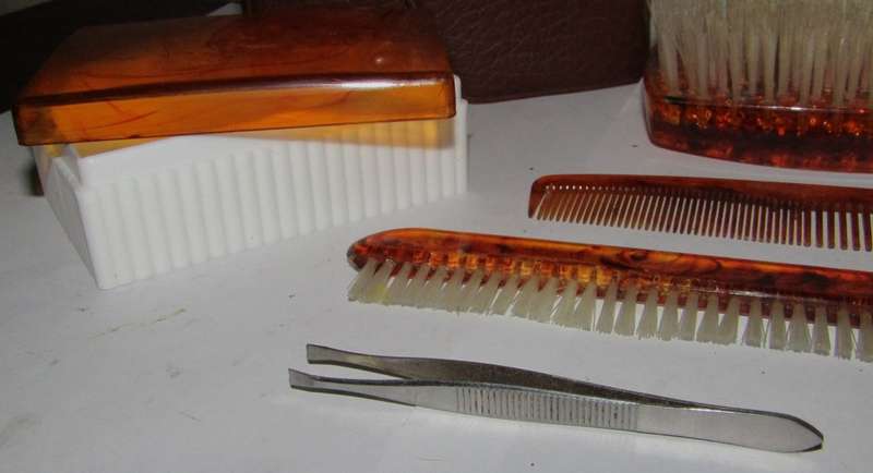 Retro 1960s/70s Men`s Travel Valet Kit