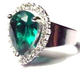 Emerald green teardrop fashion ring