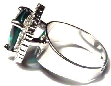 Emerald green teardrop fashion ring
