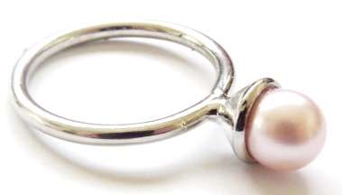Small fashion ring with faux pearl