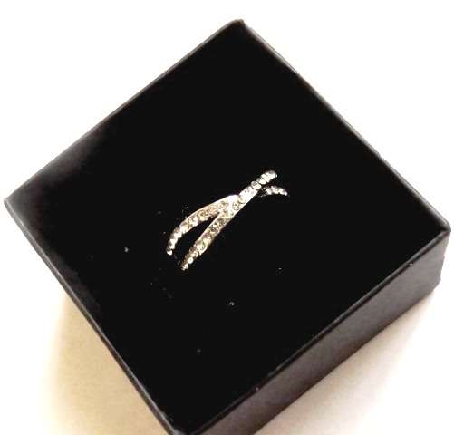 Crossing bands of rhinestone fashion ring