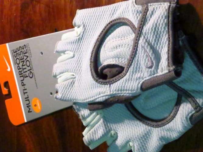 Branded woman's multi-purpose fitness gloves (Size: Small)