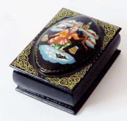 Vintage handpainted and signed small Russian Palekh lacquer trinket box