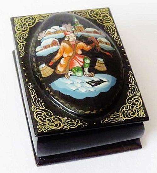 Vintage handpainted and signed small Russian Palekh lacquer trinket box