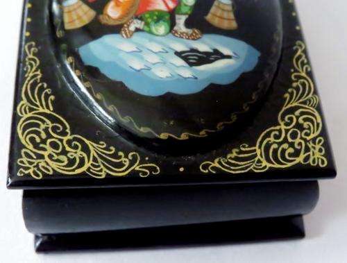 Vintage handpainted and signed small Russian Palekh lacquer trinket box
