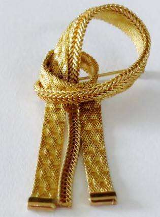 Gold tone mesh ribbon brooch pin