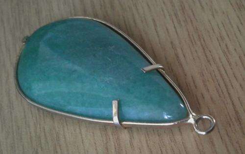 Vintage teardrop pendant with genuine Aventurite in a gold tone setting