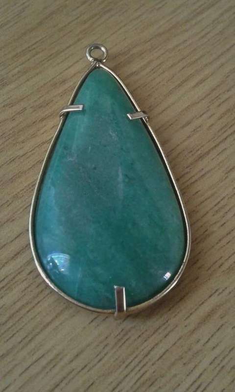 Vintage teardrop pendant with genuine Aventurite in a gold tone setting
