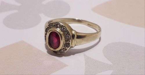 OLD VINTAGE 9 CT RING INLAY WITH AN OVAL RED RUBY 0.50ct