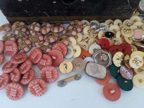 VANTAGE JEWELRY AND BUTTONS JOB LOTT UP FOR GRABS DON'T MISS THIS ONE !!!!!!!!!!