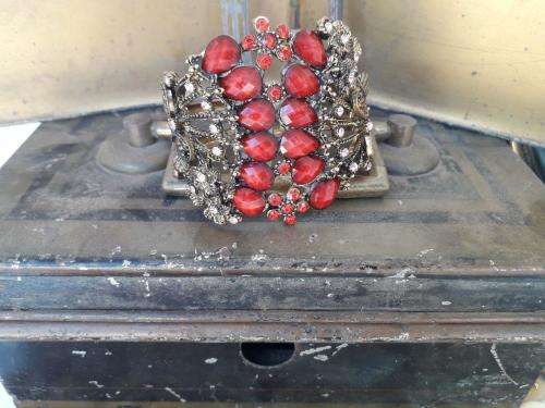 VANTAGE JEWELRY AND BUTTONS JOB LOTT UP FOR GRABS DON'T MISS THIS ONE !!!!!!!!!!