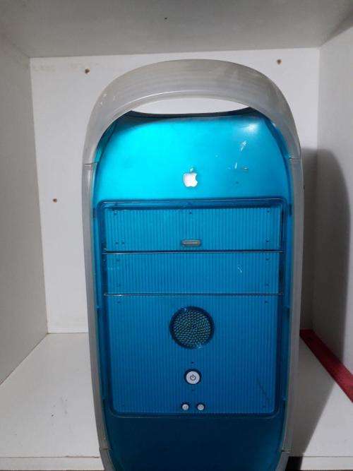 APPLE MAC G3 STEEL AND COVER PLASTIC COMPUTER BOX WITH SOME GOODIES INSIDE ! UP FOR GRABS