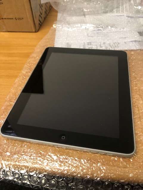 3-off iPads for spares, parts or repairs for 1 Bid