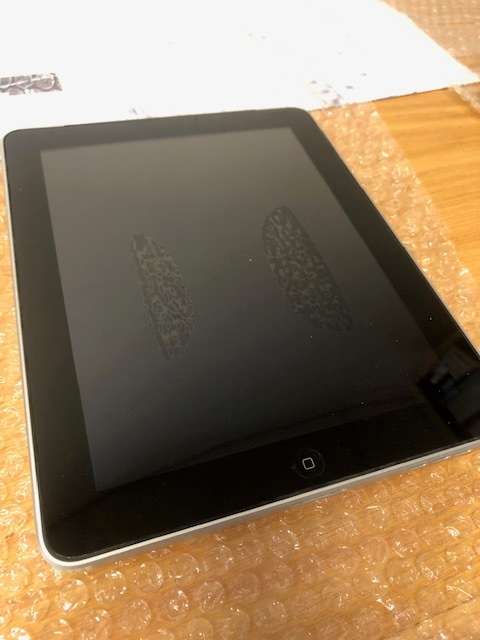 3-off iPads for spares, parts or repairs for 1 Bid