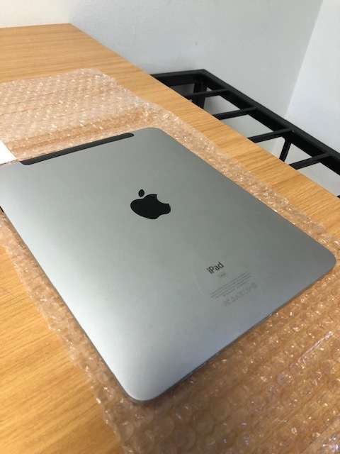 3-off iPads for spares, parts or repairs for 1 Bid