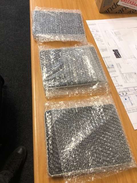 3-off iPads for spares, parts or repairs for 1 Bid
