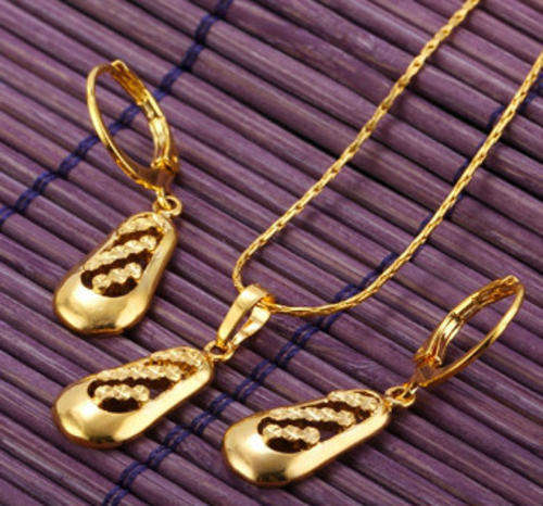 Stunning! 9ct GF Chain + Pendant & Earrings Set (Not Gold Plated)