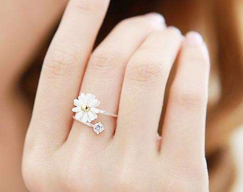 BEAUTIFUL! Silver Plated Flower Ring With Small CZ Stone
