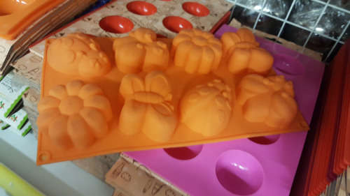 REDUCED TO CLEAR!!! Silicone Bakeware. Various patterns. See other clearance auctions!