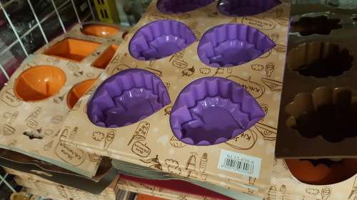 REDUCED TO CLEAR!!! Silicone Bakeware. Various patterns. See other clearance auctions!