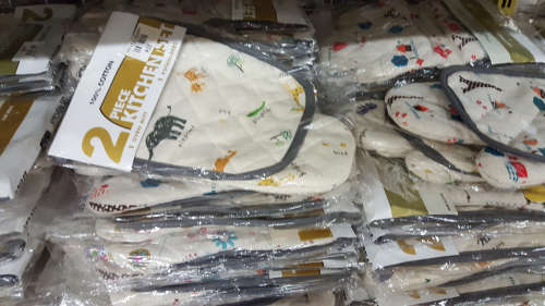 CLEARANCE SALE!! Oven mitt and potholder set. See other clearance auctions!