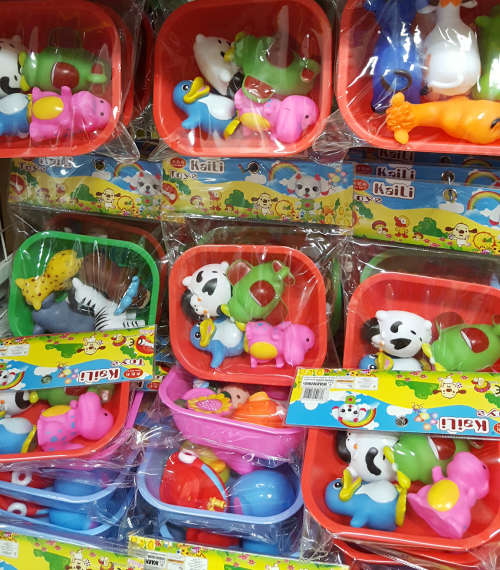REDUCED TO CLEAR!!! Bath toys in bucket!! See our other clearance auctions!.