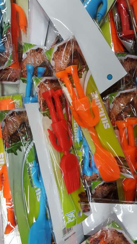 CLEARANCE SALE!! Modern silicone brush. See other clearance auctions!