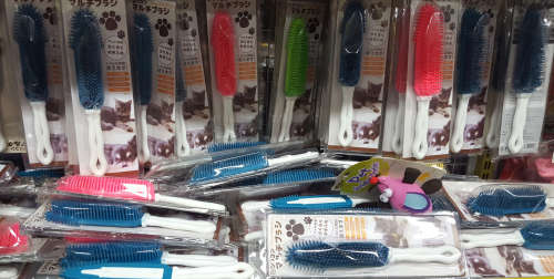 Pet brush. REDUCED TO CLEAR! See our other clearance auctions!