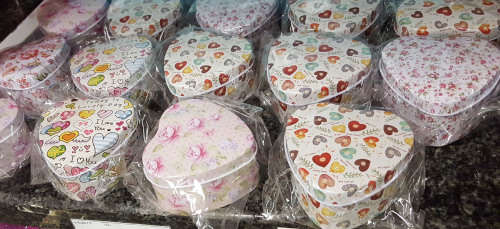 Gorgeous heart shape tin box!! CLEARANCE SALE!!! View other clearance auctions!.