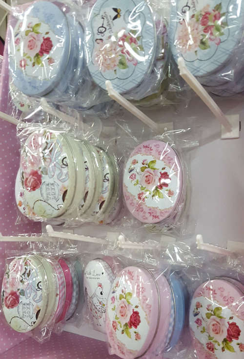 Gorgeous tin box!! CLEARANCE SALE!!! View other clearance auctions!.