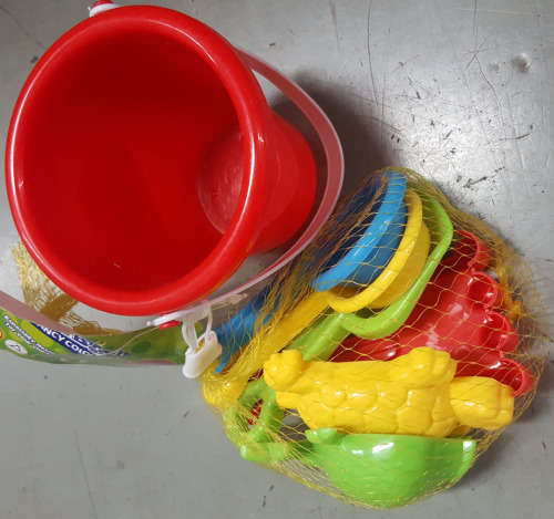 Beach bucket toy set!! REDUCED TO CLEAR!!! See our other clearance auctions!.