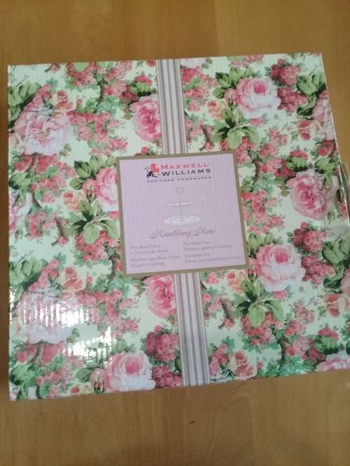 Pretty floral Maxwell Williams cake stand