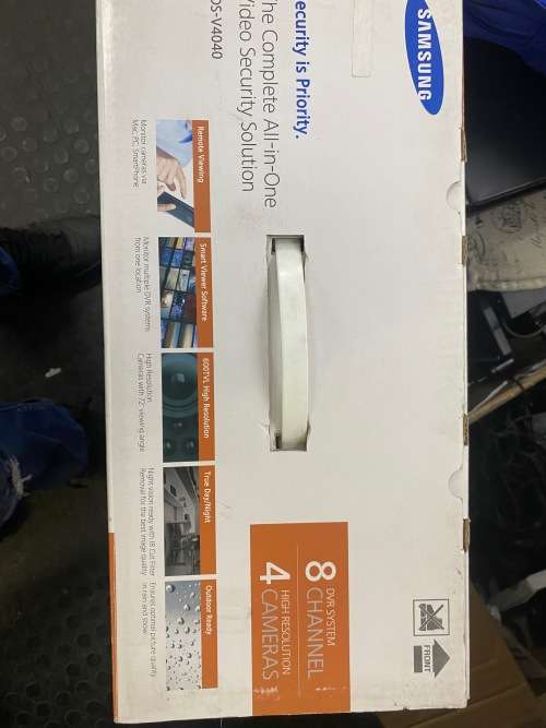 Samsung SDS-V4040N 8 Channel DVR Security System 500 GB HDD 4 Box Cameras