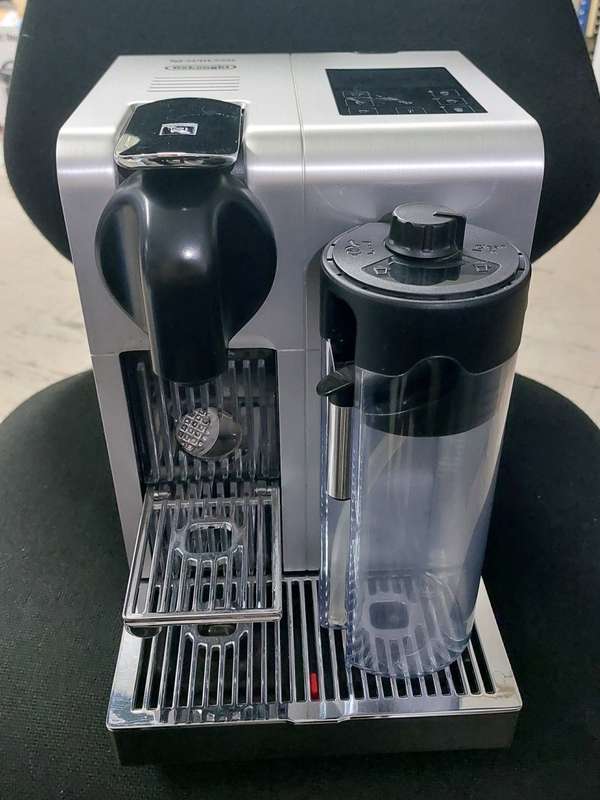 Delonghi Nespresso Coffee Machine with Frother