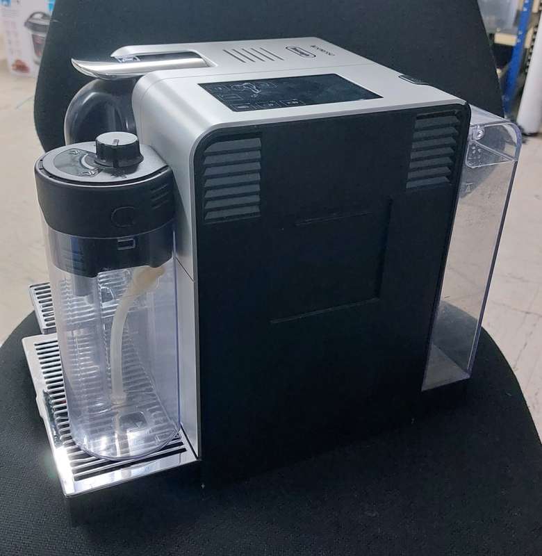 Delonghi Nespresso Coffee Machine with Frother