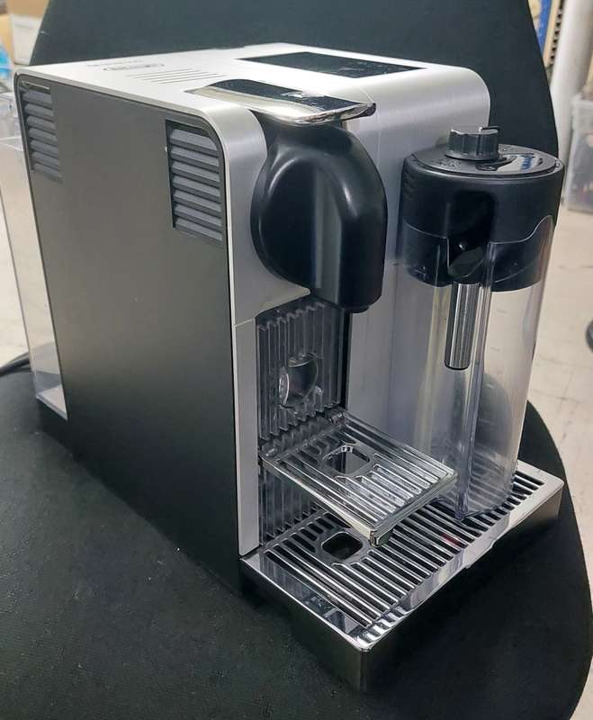 Delonghi Nespresso Coffee Machine with Frother