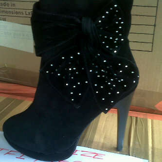 R220 BLACK ANKLE HEEL BOOT