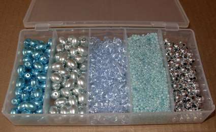 2581 BEADING PACK WITH FREE STORAGE CONTAINER + PENDANT