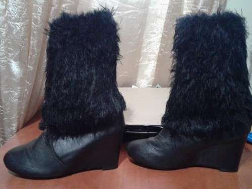 LADIES BLACK FUR LOOK BOOTS. (NEW)