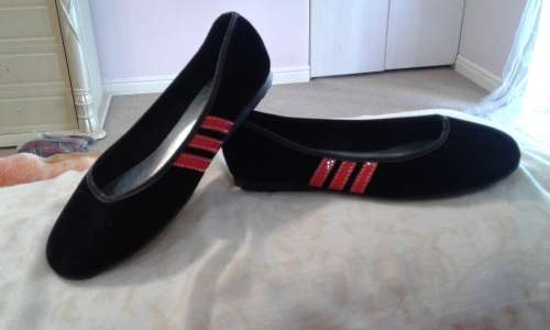 SUEDE PUMPS- BLACK WITH RED STRIPES.
