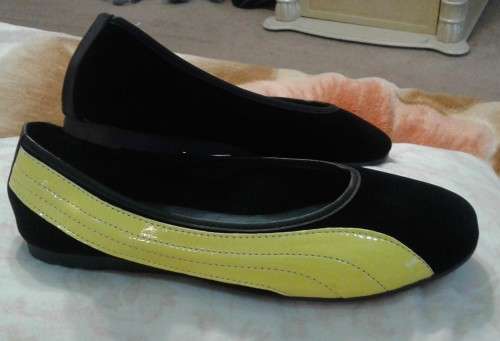 SUEDE PUMPS- BLACK WITH YELLOW STRIPES.
