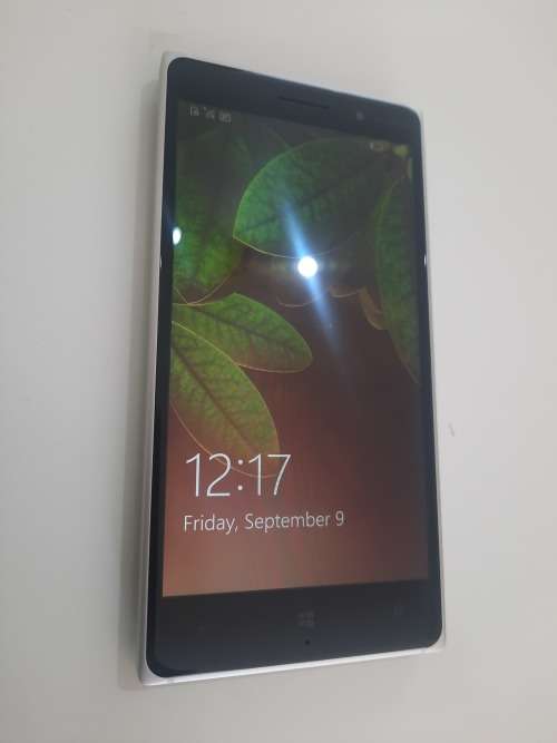 Like NEW NOKIA LUMIA 830 - LIME GREEN for SALE!