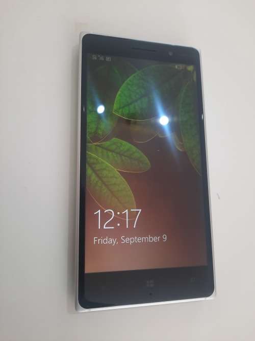Like NEW NOKIA LUMIA 830 - LIME GREEN for SALE!